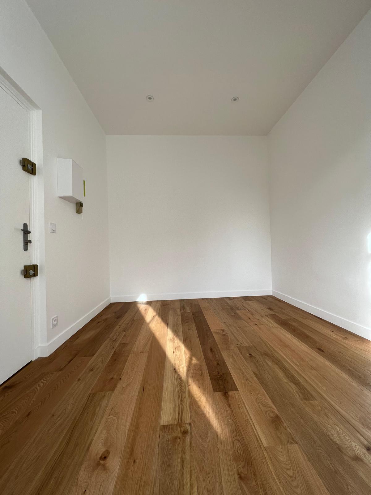 Pièce de vie rénovée d’un studio à Boulogne-Billancourt après pose de parquet, remise en peinture des murs et finitions complètes par DAS Batiment