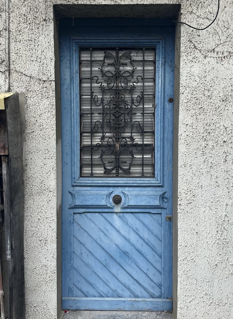 Porte d'entrée ancienne en bois peint bleu avec grille fer forgé — avant remplacement, Montreuil (93)