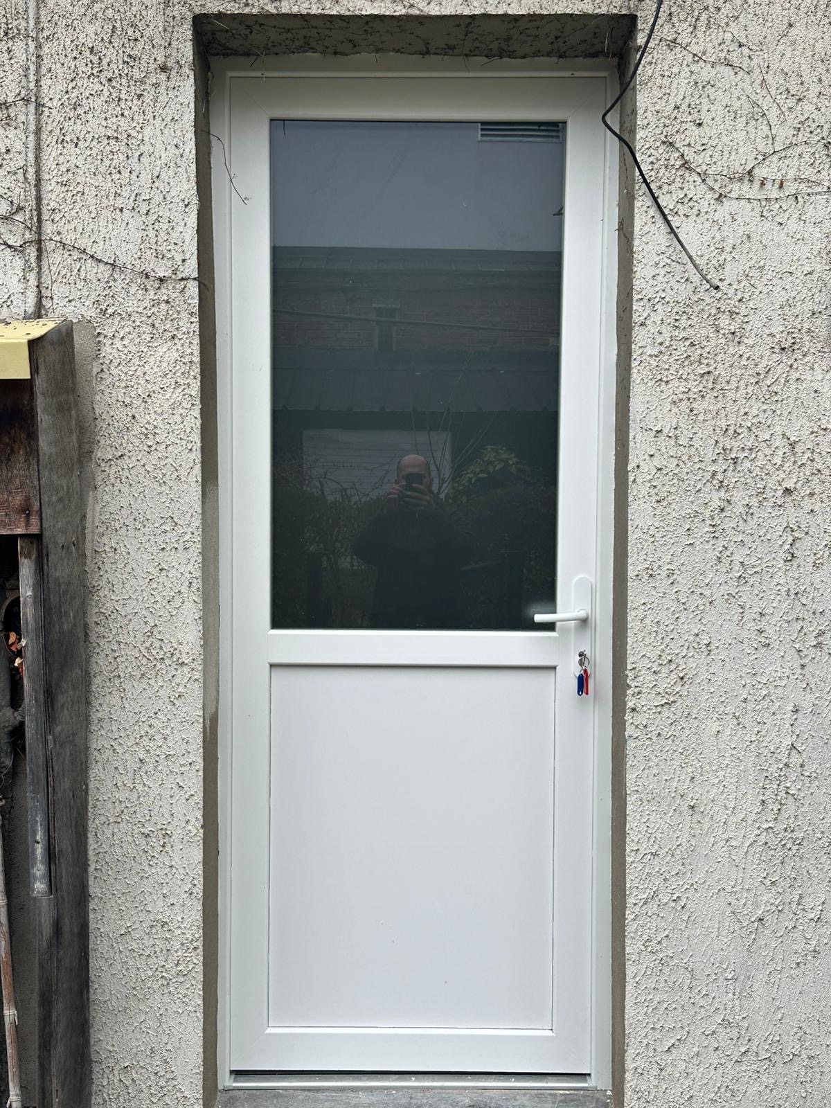Porte d'entrée PVC blanc posée par DAS Batiment — vitrage sécurisé, serrure 5 points, Montreuil (93)