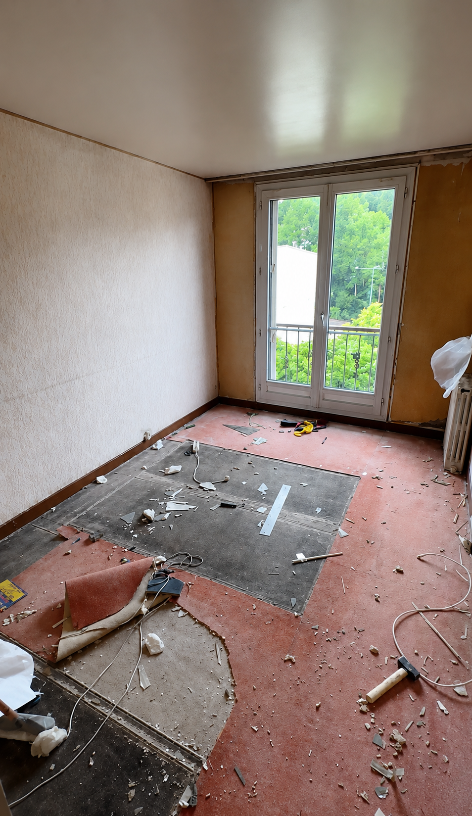 Chambre avant travaux — sol démoli, murs jaunis, chantier en cours — Montreuil (93)