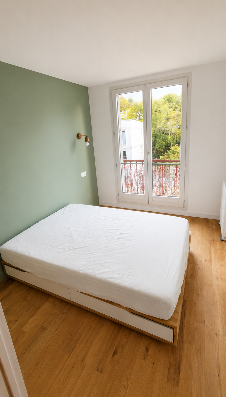 Chambre rénovée par DAS Batiment — peinture vert sauge, parquet bois clair, applique dorée — Montreuil (93)
