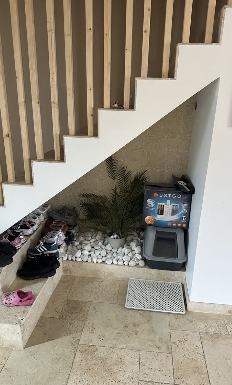 Espace sous escalier ouvert utilisé comme rangement informel — avant aménagement, maison Montreuil (93)