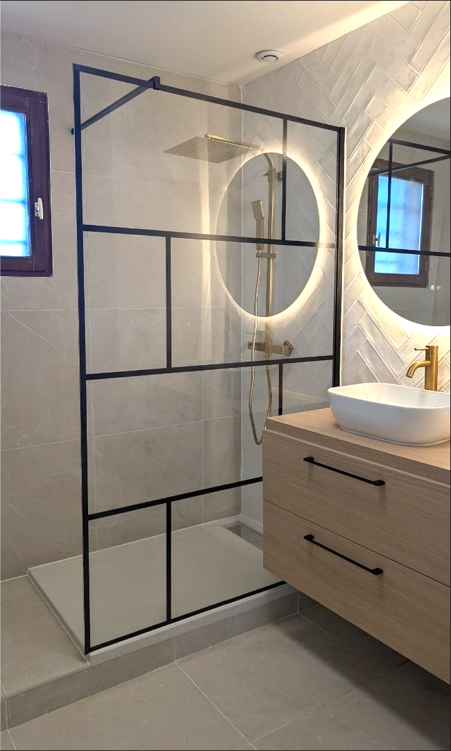 Salle de bain rénovée par DAS Batiment — douche italienne carrelage gris joints noirs, vasque à poser, robinetterie laiton, Montreuil (93)