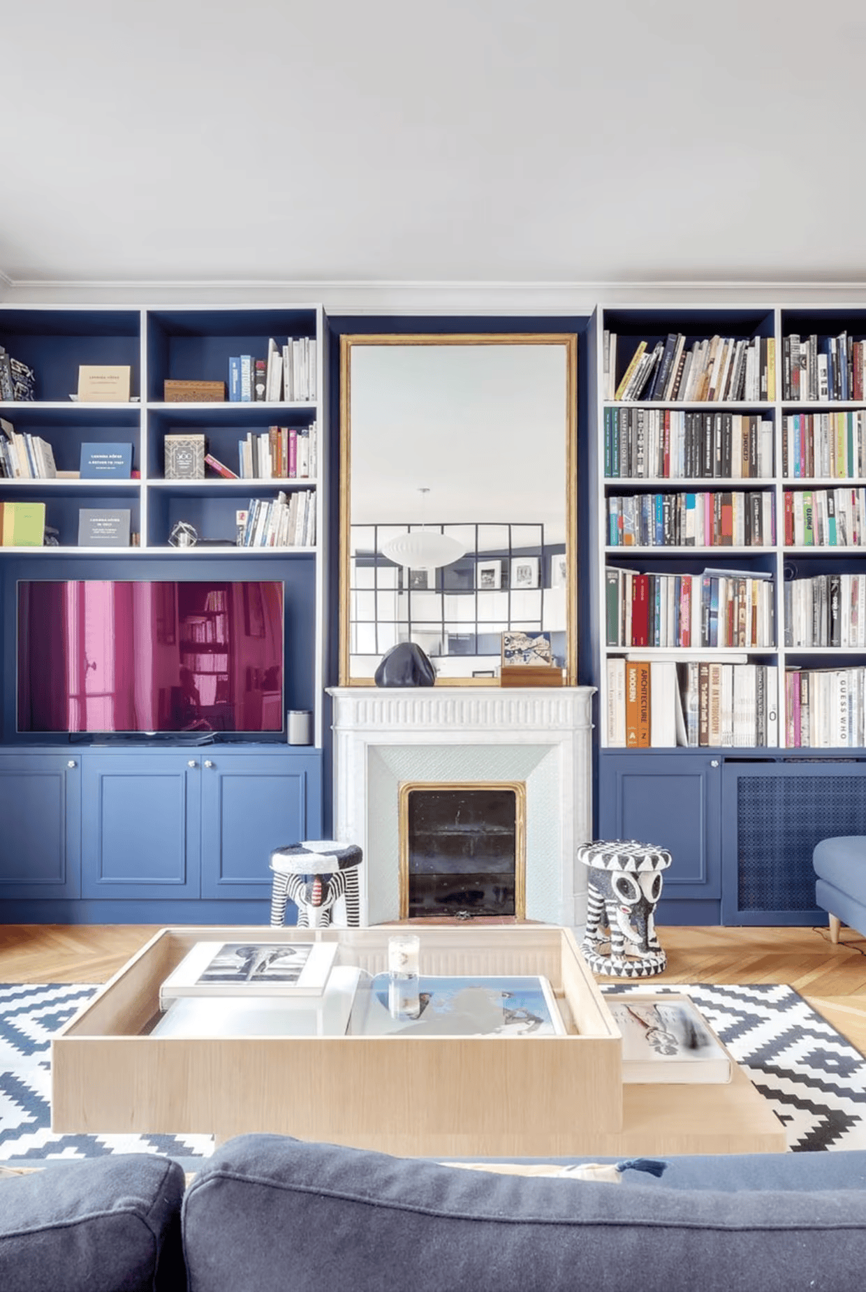 Bibliothèque sur mesure bleue encadrant la cheminée, dressings et verrière bois — DAS Batiment, Paris 16e (75016)